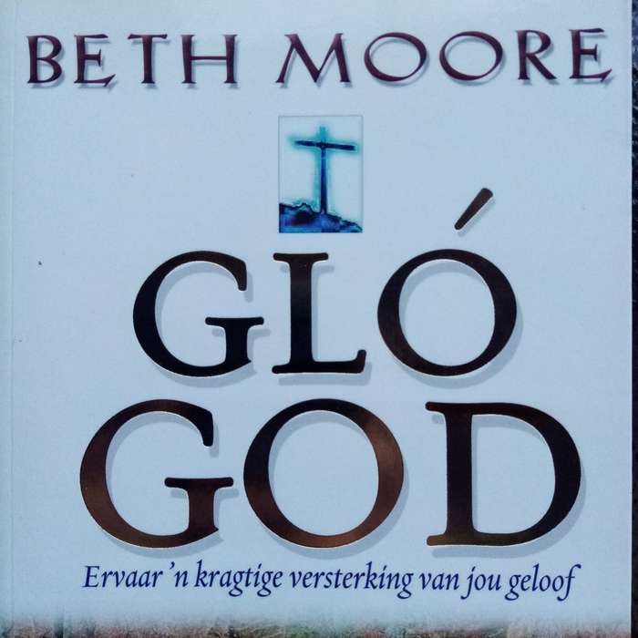 Verkwikkende Geloof: "Glo God" deur Beth Moore  Verlig Jou Geestelike Reis