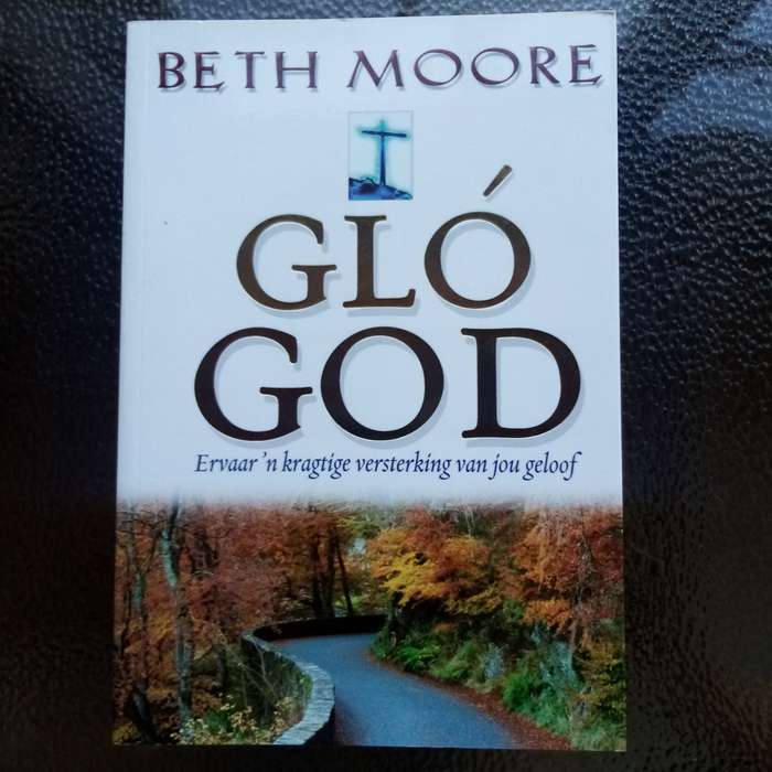 Verkwikkende Geloof: "Glo God" deur Beth Moore  Verlig Jou Geestelike Reis