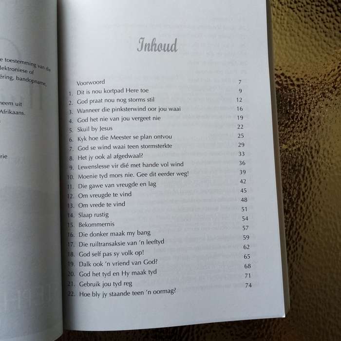 Luister fyn: God fluister soms : 52 boodskappe met God se goeie nuus - Stephan Joubert