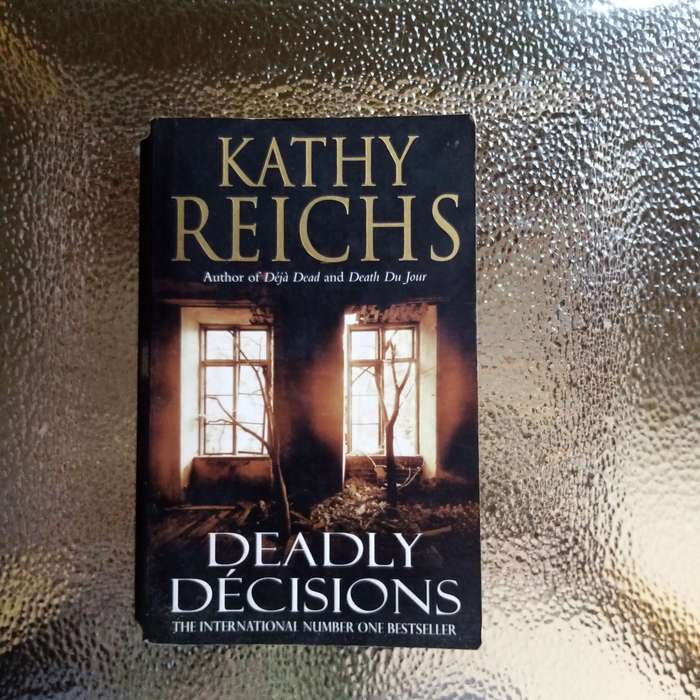 Deadly Décisions by Kathy Reichs - A Gripping Forensic Thriller