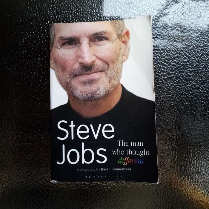 Steve Jobs: The Man Who Thought Different - An Inspiring Biography!