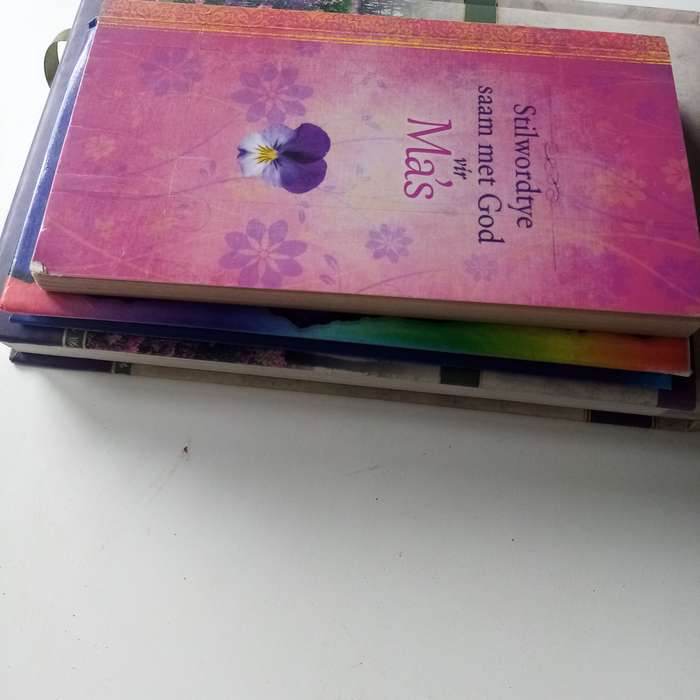 Christelike Boeke Bundel  Nina Smit Devotional, Kyk na die Reënboog, & Stilwordtye saam met God