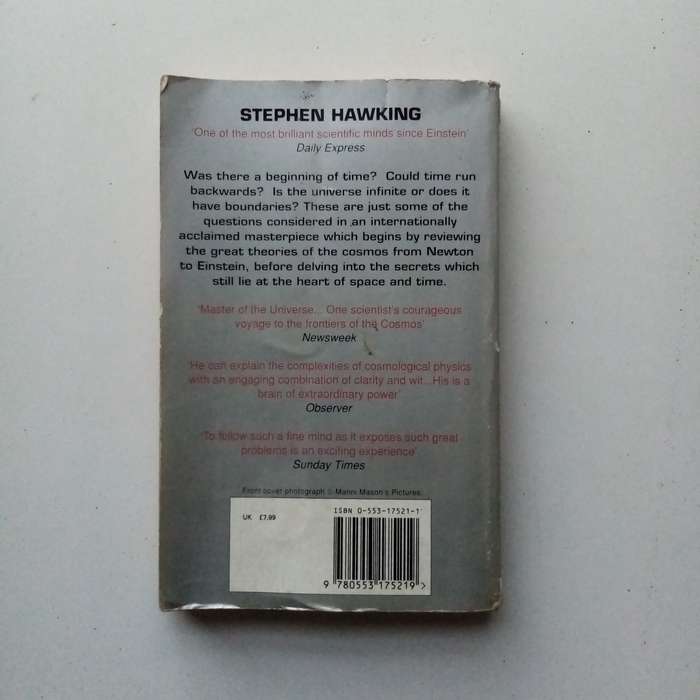 A Brief History of Time: From Big Bang to Black Holes  Paperback