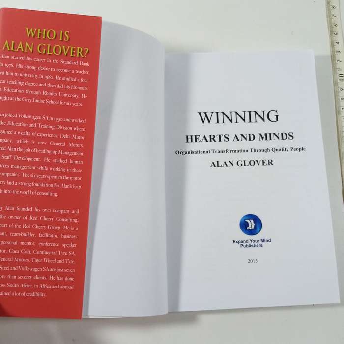 Winning Hearts and Minds  Alan Glover (Paperback)