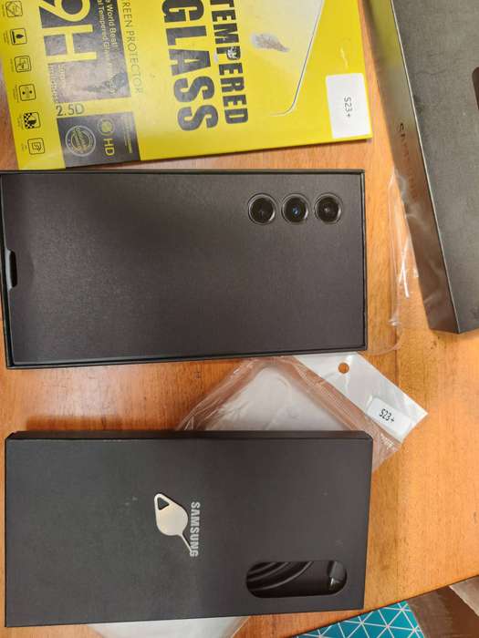 Samsung Galaxy S23+ (256GB / 8GB RAM)  Graphite + Box & Extras