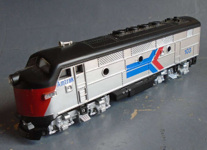 MODEL POWER HO SCALE - AMTRAK F2 A DIESEL LOCO, DUAL DRIVE, LIGHTED, BOXED