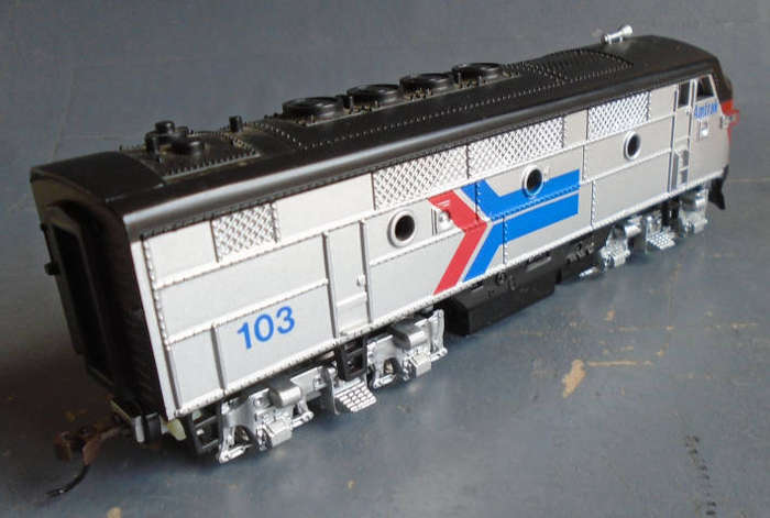 MODEL POWER HO SCALE - AMTRAK F2 A DIESEL LOCO, DUAL DRIVE, LIGHTED, BOXED