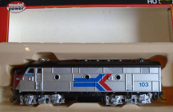 MODEL POWER HO SCALE - AMTRAK F2 A DIESEL LOCO, DUAL DRIVE, LIGHTED, BOXED