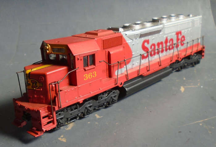 ATHEARN HO SCALE - SF DIESEL LOCO, NEEDS COUPLINGS