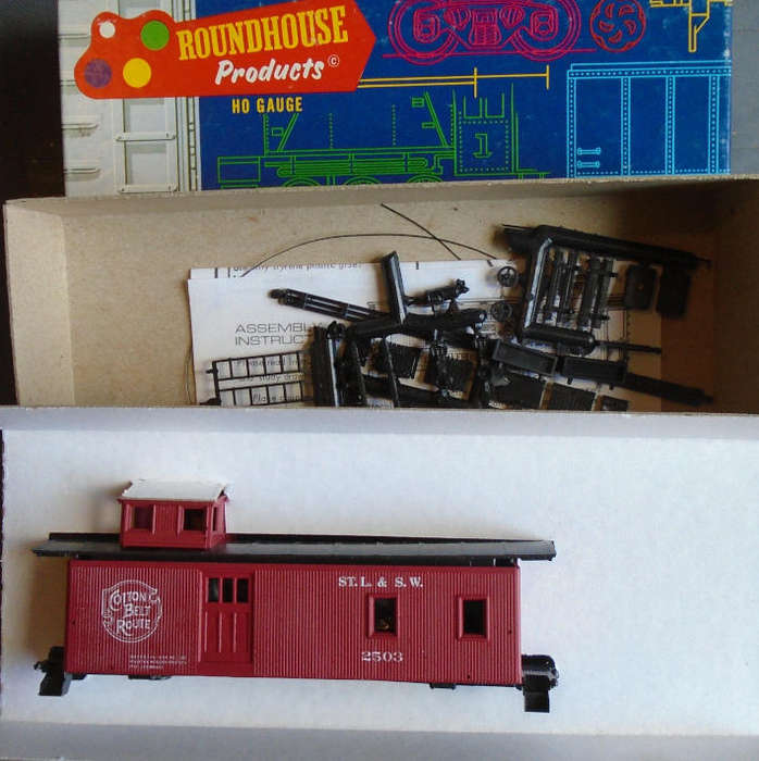 ROUNDHOUSE HO SCALE - COTTON BELT ROUTE CABOOSE KIT, BOXED