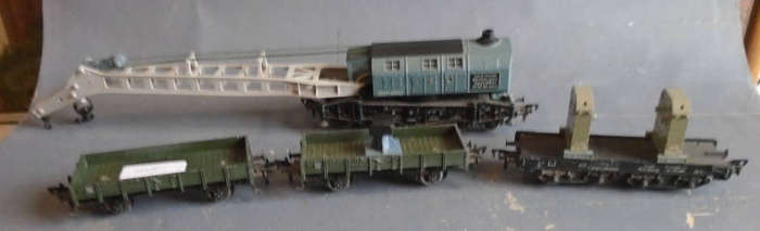 FLEISCHMANN HO SCALE - DB KRUPP-ARDELT CRANE CAR WITH THREE WAGONS, COMPLETE SET,INCLUDES KRANK HAND
