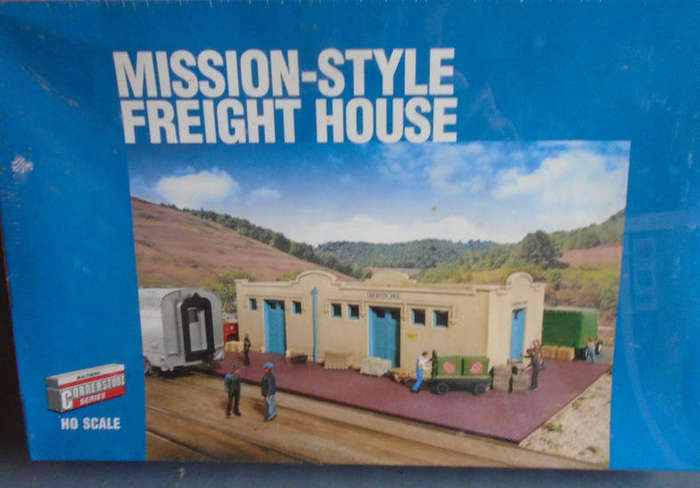WALTHERS HO SCALE - MISSION-STYLEFREIGHT HOUSE KIT, BOXED