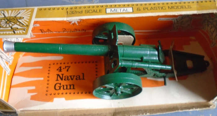 BRITAINS 1/32 SCALE - VINTAGE 4.7 NAVAL GUN WITH FIRING MECHANISM IN ORIGINAL BOX, SEE FOTOS