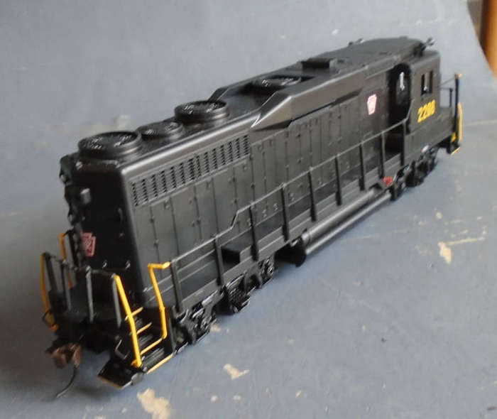 BACHMANN HO SCALE - PENNSYLVANIA #2208 GP 30 DIESEL LOCO WITH DCC FITTED, BOXED