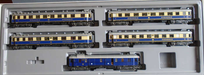 MARKLIN 4228 HO SCALE - RHEINGOLD PASSENGER COACH SET WITH WORKING TABLE LAMPS, BOXED