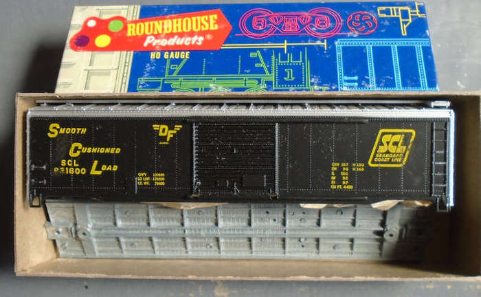 ROUNDHOUSE HO SCALE - SCL 50' BOX CAR KIT - BOXED