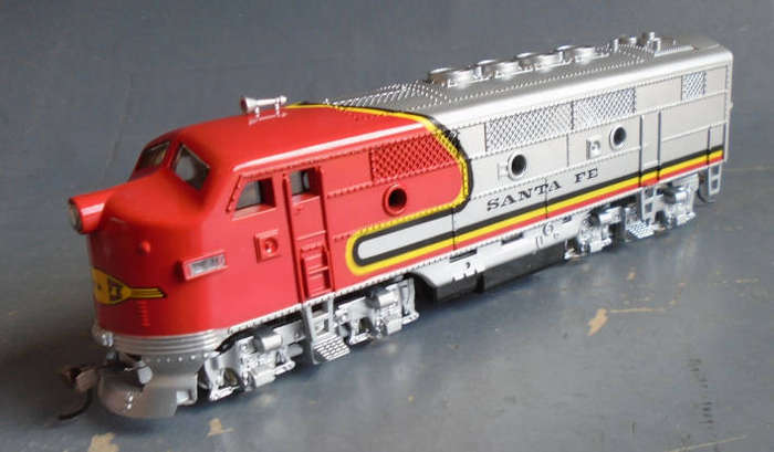 MODEL POWER HO SCALE - SF F2 A DIESEL LOCO, DUAL DRIVE, LIGHTED, BOXED