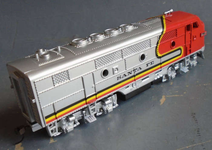 MODEL POWER HO SCALE - SF F2 A DIESEL LOCO, DUAL DRIVE, LIGHTED, BOXED