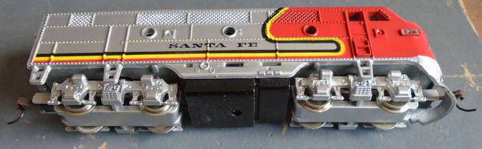 MODEL POWER HO SCALE - SF F2 A DIESEL LOCO, DUAL DRIVE, LIGHTED, BOXED