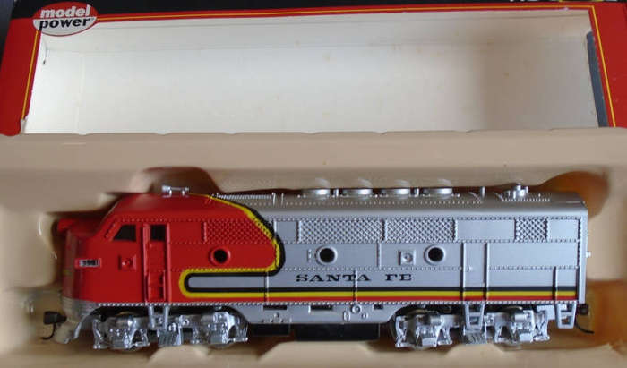 MODEL POWER HO SCALE - SF F2 A DIESEL LOCO, DUAL DRIVE, LIGHTED, BOXED