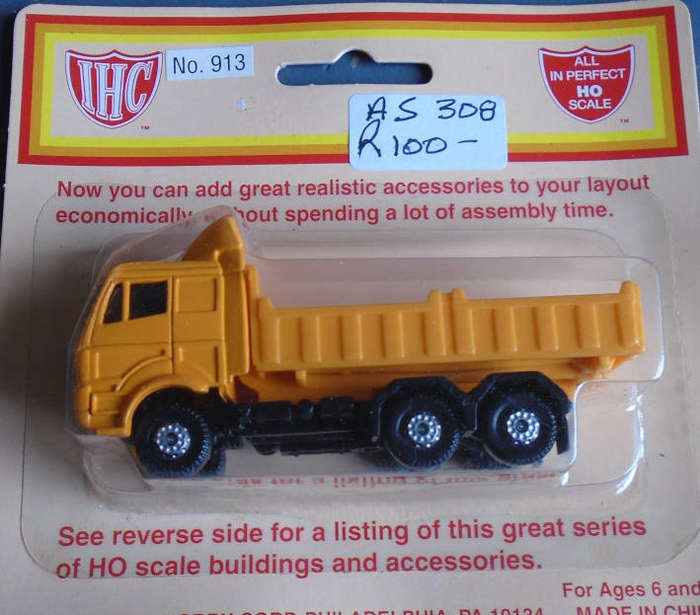IHC HO SCALE -DELIVERY TRUCK, CARDED