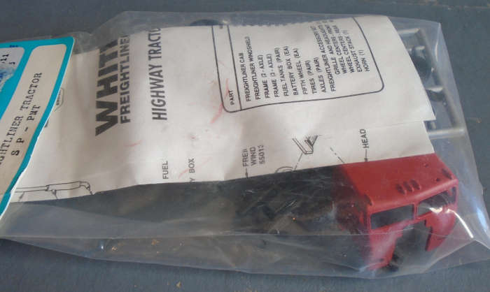 ATHEARN HO SCALE - WHITE F/LINER TRACTOR, SP-PMT - IN PKT (SEE SAMPLE FOTO OF TRUCK)