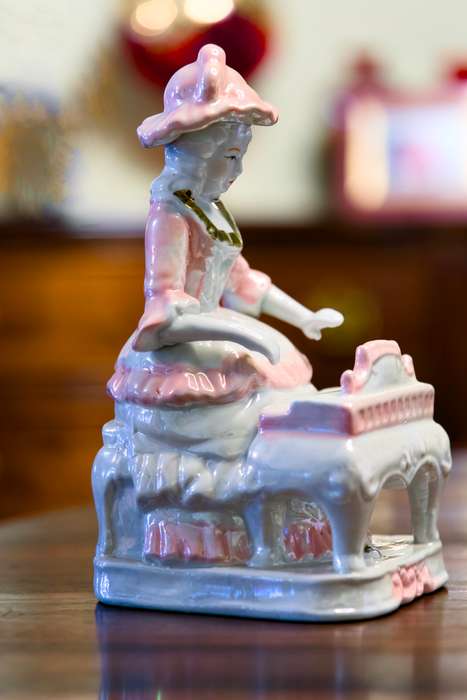 Vintage Porcelain Figurine  Lady at the Harpsichord (21x10cm): Excellent Condition