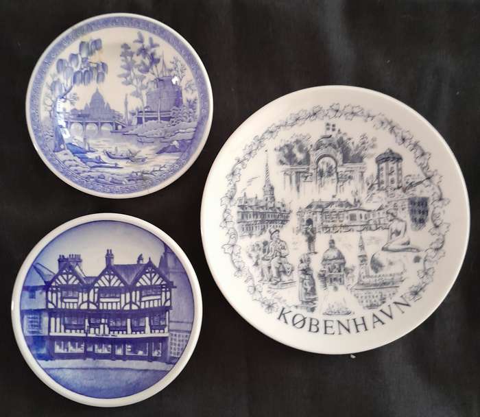 Decorative plates, set of three