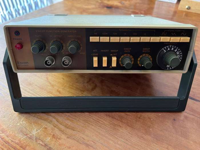Escort EFG-3210 Function/Signal Generator