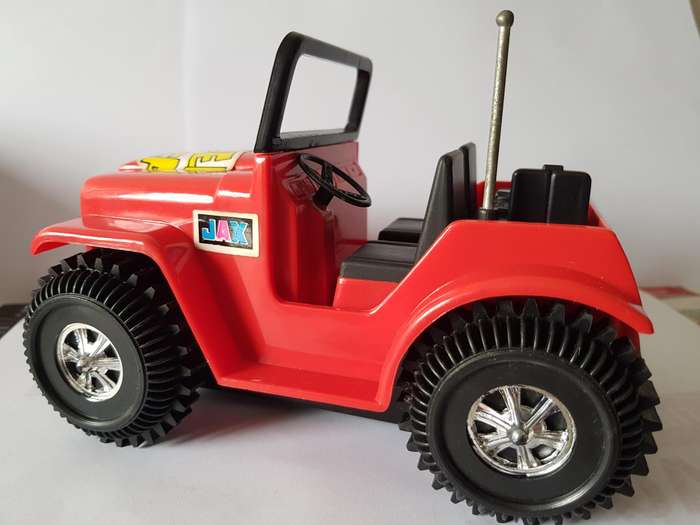 VINTAGE ZUZUKI 4 X 4 JEEP - MODEL CAR.
