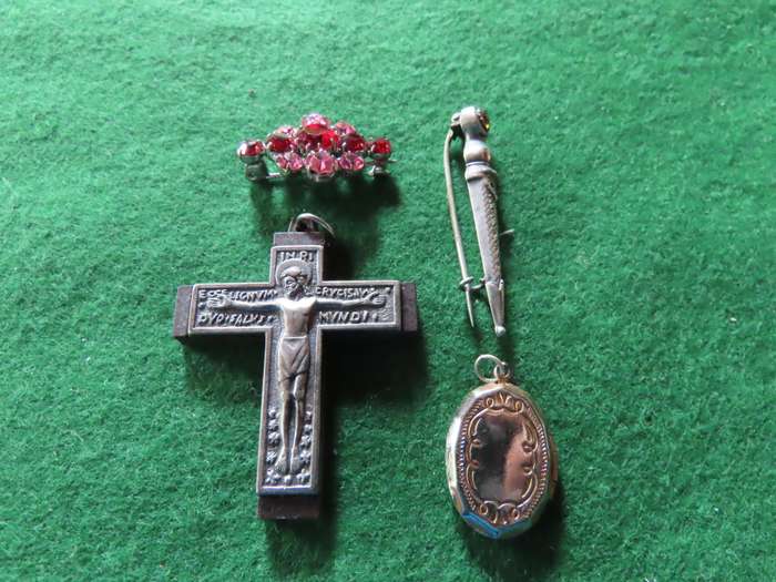 Costume Jewellery - 2 Brooches/2 Pendants
