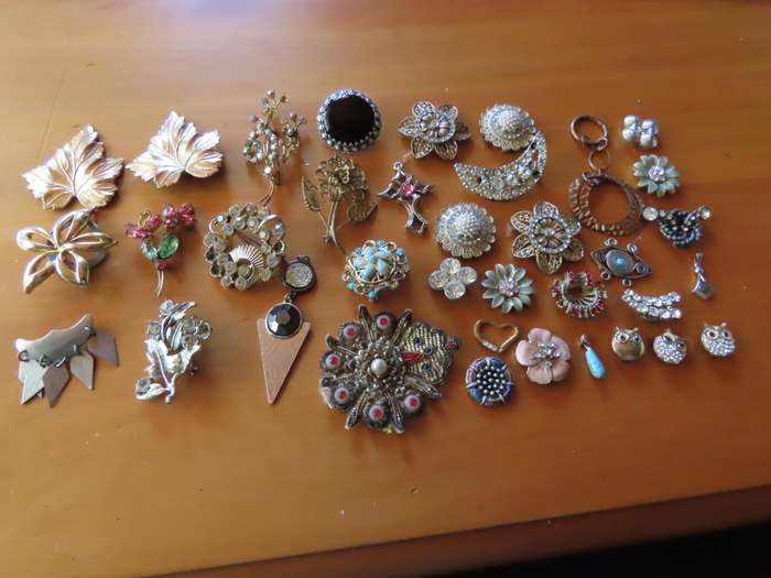 Jewellery - D.I.Y. - Collection of Single Brooches Needing repair - Job Lot