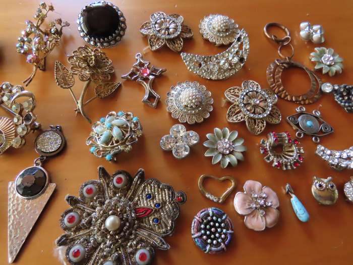 Jewellery - D.I.Y. - Collection of Single Brooches Needing repair - Job Lot