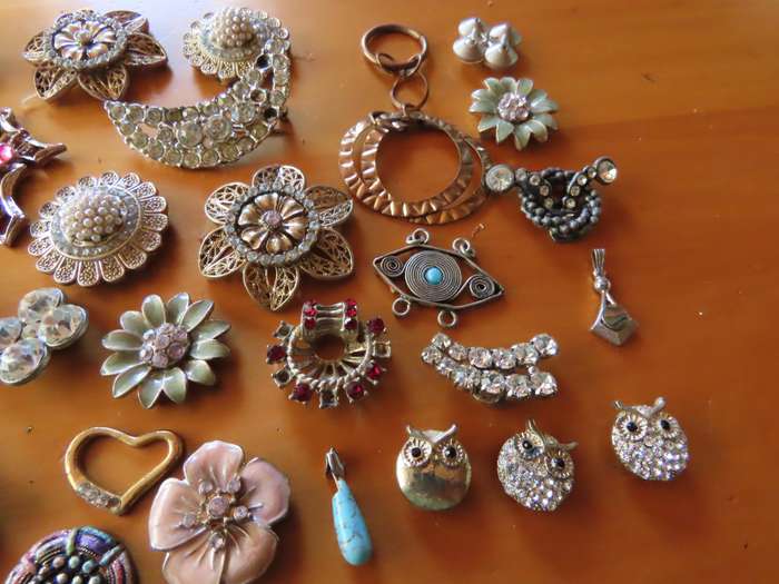 Jewellery - D.I.Y. - Collection of Single Brooches Needing repair - Job Lot