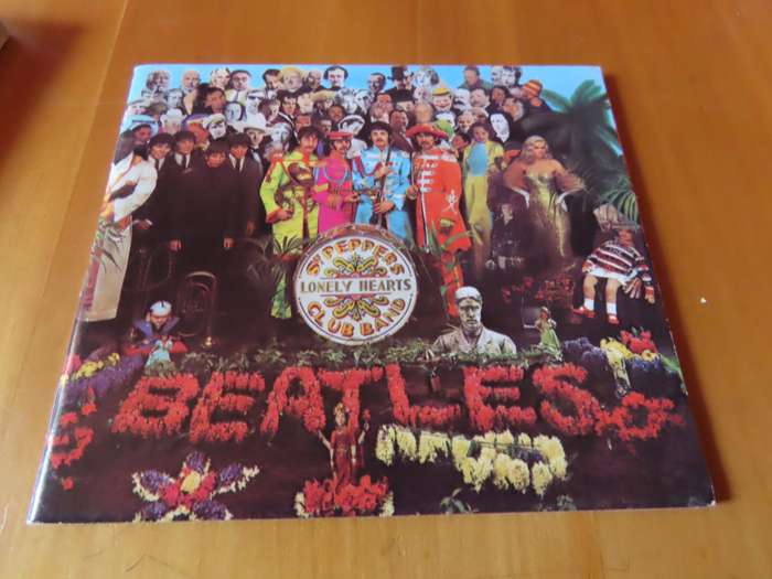 CD - The Beatles - Sgt Pepper's Lonely Hearts Club Band - With Booklet and Cover