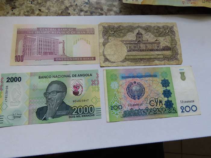 Bank Notes - 10 International Bank Notes