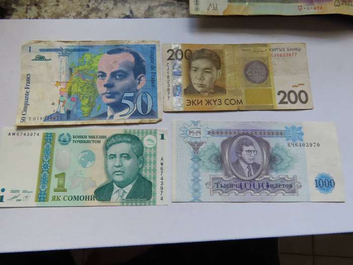 Bank Notes - 10 International Bank Notes