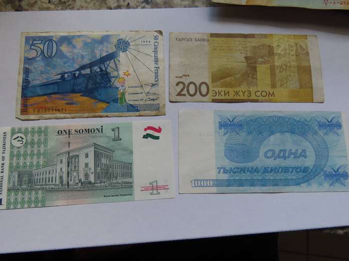 Bank Notes - 10 International Bank Notes