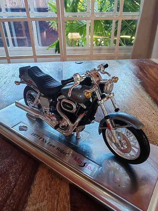 Maisto 1977 HarleyDavidson FXS Low Rider  1:18 Scale DieCast Model