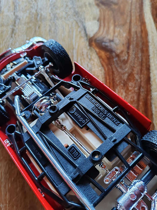 Bburago Mercedes-Benz 300SL 1:18 Die-Cast Model  Red