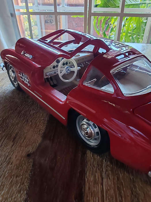 Bburago Mercedes-Benz 300SL 1:18 Die-Cast Model  Red