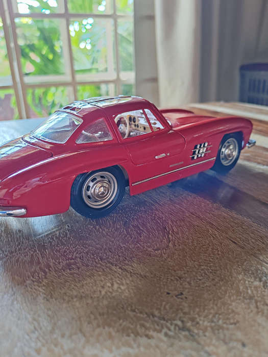 Bburago Mercedes-Benz 300SL 1:18 Die-Cast Model  Red