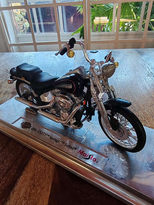 Maisto 1:18 Die-Cast Model  2001 Harley-Davidson FXSTS Springer Softail