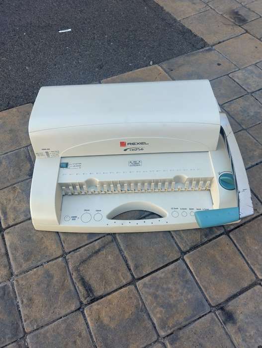 Rexel CB256 Spiral Binding Machine (max: 15sheet punching capacity)