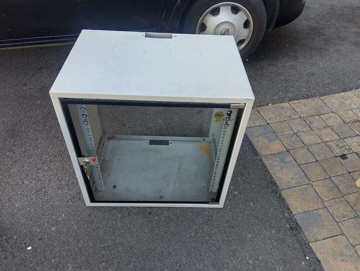 9U Server Cabinet Glass Door with Key (57 x 41 x 58 cm)