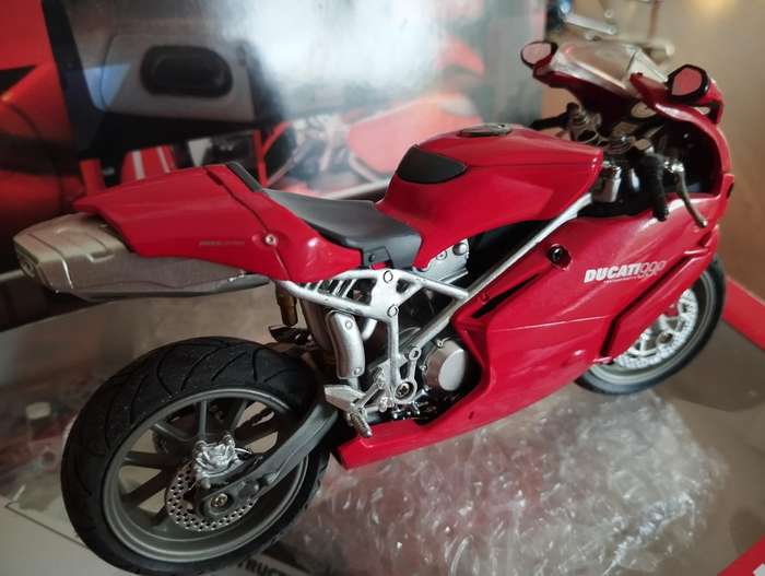 Ducati 999 Street Model Die Cast Kit assembly