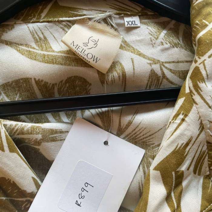 Tropical Leaf Print Button-Up Shirt  Cotton-Linen Blend  Size XXL (Fits SA 4446)  R899 Retail 