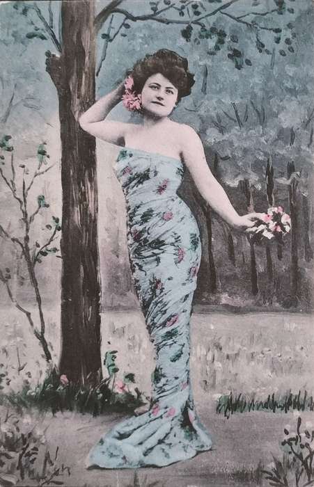 Unused post card - Elegant lady