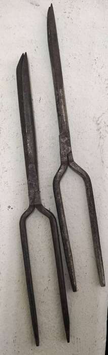 Pair of vintage curling tongs