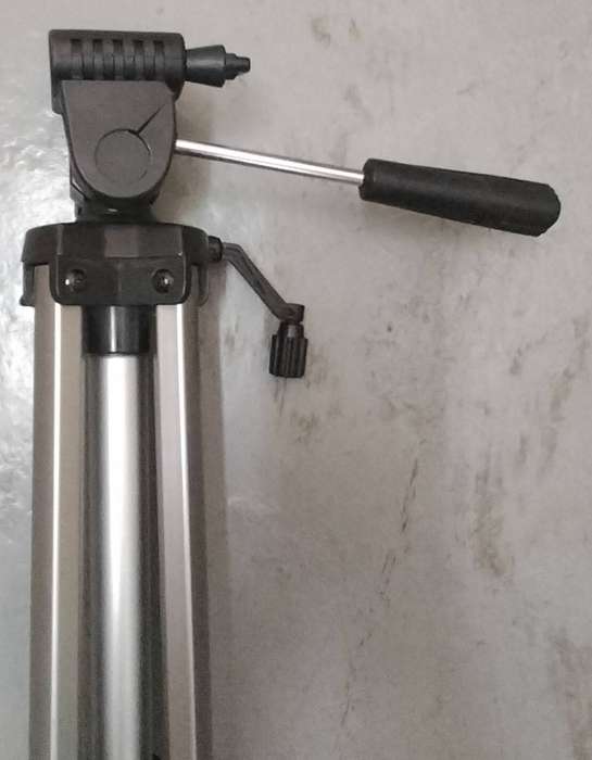 No-name photographic tripod